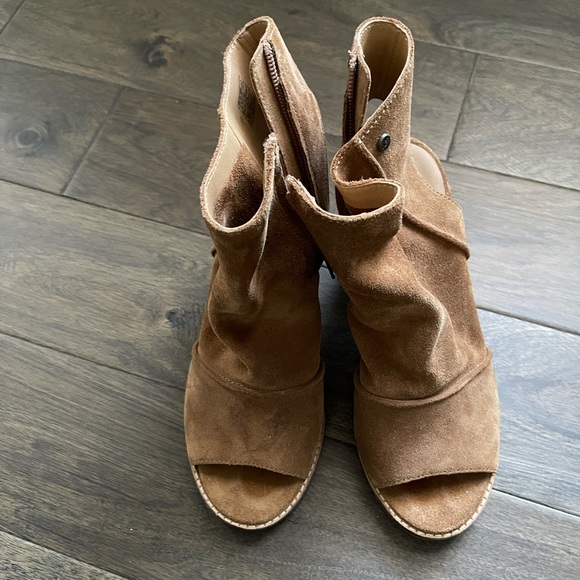 Women’s opened-toed Suede UGG heeled boot. Gently worn. WMNS size 9. - Picture 3 of 7